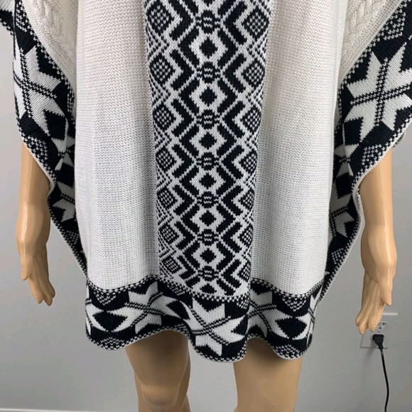 Black Rivet Cowl Neck ❄️ Poncho - Picture 6 of 12